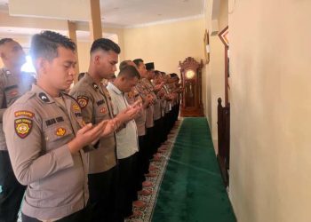 Jajaran polres Mandailing Natal Salat gaib.