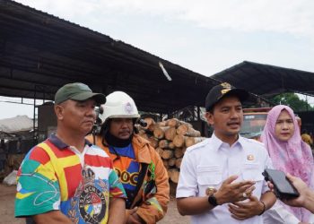 Wali Kota Tebingtinggi, H. Iman Irdian Saragih, meninjau langsung lokasi kebakaran depot kayu Panglong 88 di Jalan Setiabudi No. 88, Kelurahan Berohol, Rabu (19/3/2025).