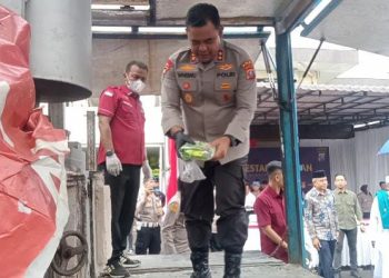 Kapolda Sumut Irjen Pol Whisnu Hermawan Februanto memusnahkan narkotika jenis sabu di Mapolrestabes Jalan HM Said Medan, Kamis (20/3/2025).
