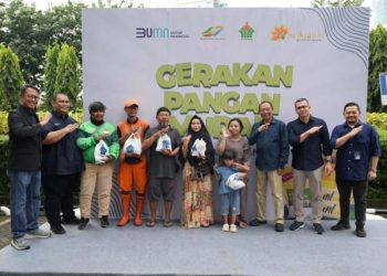 PASAR MURAH-Subholding Perkebunan Nusantara PTPN III (Persero), PTPN IV PalmCo, terus berupaya menstabilkan harga pangan pokok selama Ramadan dan Lebaran 2025 dengan menggelar Pasar Murah secara masif. Sepekan menjelang Idul Fitri ini, lebih dari 160 ton Minyak Goreng dan Gula kemasan telah ludes diserap masyarakat. Foto/medandaily.com/ist