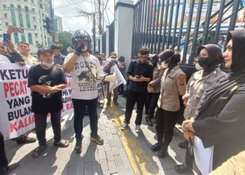 Aksi demo di depan gedung DPRD Medan menuntut dua anggota dewan dicopot karena berkelahi, Senin (24/3/2025).