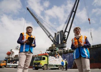 LAYANAN LOGISTIK-Medan PT Pelabuhan Indonesia (Persero) atau Pelindo melalui subholding PT Pelindo Multi Terminal (SPMT) yang bergerak di layanan terminal nonpetikemas, melakukan berbagai upaya strategis untuk memastikan kelancaran layanan logistik di seluruh terminal selama periode libur Lebaran 2025. Foto/medandaily.com/ist