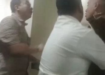 Tangkapan layar video seorang sekuriti melerai anggota DPRD Medan, Dody Simangunsong dan disaksikan Wakil Ketua DPRD Medan Zulkarnaen.