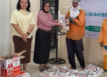 Humas RSU SEAH Medan, Juliana, SE, MM bersama Lurah Cinta Damai Syena Siregar, SSos, MSP menyerahkan bingkisan Idulfitri kepada warga di Kantor Kelurahan