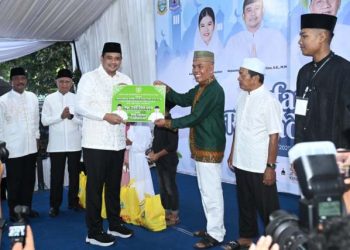 Gubernur Sumatera Utara Bobby Afif Nasution bersama Wakil Gubernur Sumut Surya, serta sejumlah OPD Pemprov Sumut menghadiri Safari Ramadan di Mesjid Fatahillah Jalan Gunung Bendahara Kecamatan Binjai Selatan, Kota Binjai, Rabu (19/3/2025). Foto/Diskominfo Sumut