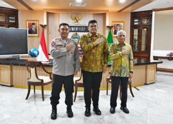 Gubernur Sumut Muhammad Bobby Afif Nasution didampingi Wakil Gubernur Sumut Surya, menerima kunjungan silaturahmi Kepala Kepolisian Daerah (Kapolda) Sumut Irjen Whisnu Hermawan Februanto di Anjungan Lantai 9 Kantor Gubernur Sumut Jalan Diponegoro Nomor 30 Medan, Kamis (10/4/2025). Foto/Diskominfo Sumut