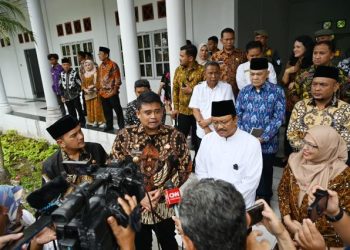 Gubernur Sumatera Utara (Sumut) Muhammad Bobby Afif Nasution bersama Menteri Sosial Republik Indonesia Saifullah Yusuf meninjau Kampus V Universitas Islam Negeri Sumut (UINSU) di Jalan Leuser Kota Tebingtinggi, Jumat (11/4/2025). Foto/Diskominfo Sumut