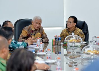 Wakil Gubernur Sumatera Utara (Sumut) Surya menerima kunjungan Anggota DPR RI Rokhmin Dahuri, di Ruang kerja Lantai 9 Kantor Gubernur Sumut Jalan Diponegoro 30 Kota Medan, Jumat (11/4/2025). Foto/Diskominfo Sumut