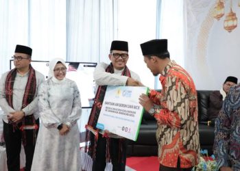 General Manager PLN UID Sumut, Agus Kuswardoyo saat memberikan bantuan fasilitas air bersih untuk kec. Bantahan, Mandailing Natal.