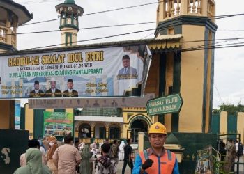 Petugas siaga pengamanan kelistrikan saat berlangsungnya shalat Idul Fitri 1446 H. di Masjid Agung Rantauprapat.