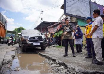 Wali Kota Medan Rico Tri Putra Bayu Waas meninjau Jalan Kol Yos Sudarso, tepatnya simpang KIM (Kawasan Industri Medan), yang rusak, Kamis (10/4/2025).