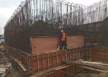 Seorang pekerja sedang memasang besi pembangunan uprating (proses untuk meningkatkan kapasitas produksi air) di Instalasi Pengolahan Air (IPA) Perusahaan Umum Daerah (Perumda) Tirtanadi wilayah pelayanan Kecamatan Sunggal Kota Medan dan Sunggal, Kabupaten Deliserdang.