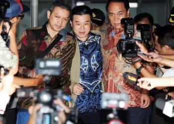 Direktur PT Agung Sedayu Group, Richard Halim Kusuma (tengah) meninggalkan gedung KPK seusai menjalani pemeriksaan di Jakarta, Jumat 29 April 2016. Richard adalah anak dari Chairman PT Agung Sedayu Group, Sugianto Kusuma alias Aguan.