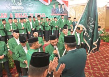 Ketua Umum PB Al Washliyah Dr.H.Masyhuril Khamis, SH,MM didampingi Sekretaris Jenderal PB Al Washliyah Dr.Ir.H.Amran Arifin, MM,MBA melantik kepengurusan Al Washliyah Sumut periode 2025-2030, Minggu (20/4/2025), di Danau Toba Convention Hall, Kota Medan.