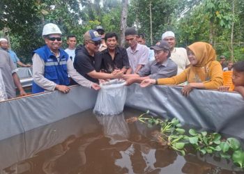  PT SMGP bersama kelompok rap Tama.