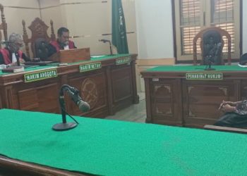 Frida Mona Simarmata saat mendengar putusan hakim di PN Medan, Selasa (15/4/2025).