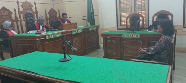 Frida Mona Simarmata saat mendengar putusan hakim di PN Medan, Selasa (15/4/2025).