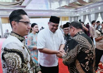 Gubernur Sumatera Utara (Sumut) Bobby Afif Nasution didampingi Ketua TP PKK Sumut Kahiyang Ayu menyambut kedatangan para Bupati dan Walikota se-Sumut pada acara Halalbihalal Hari Raya Idulfitri 1446 H di Aula Tengku Rizal Nurdin Rumah Dinas Gubernur Sumut, Jalan Sudirman 41, Medan, Selasa (1/4/2025). Foto/Diskominfo Sumut