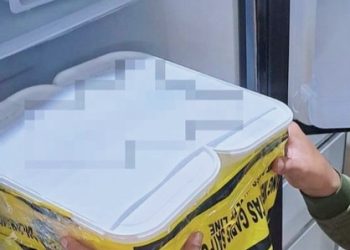 Petugas kepolisian mengamankan barang bukti Es krim diduga mengandung alkohol. Foto/detik
