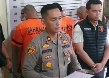 Kapolsek Medan Timur Kompol Briston Napitupulu memaparkan keberhasilan anggota menangkap 3 orang pelaku penganiyaan kepada karyawan warkop di Jalan Muchtar Basri Medan, Rabu (9/4/2025).