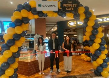 Nuranti Dwiyana Putri - Marketing Manager The People's Cafe, James Hezekiah - Marketing Manager Djournal, Yoyana, mewakili Sun Plaza meresmikan The People’s Cafe dan Djournal Coffee, gerai pertamanya di Sun Plaza, Kamis (10/4/2025).