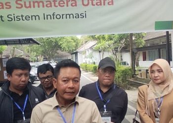 Rektor USU, Prof Dr Muryanto Amin, Ssos MSi saat meninjau pelaksanaan ujian UTBK-SNBT di Gedung PUML USU, Sabtu (26/4/2025) siang.