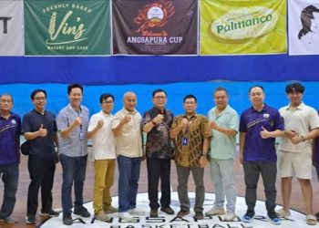 ANGSAPURA CUP - Ketua Pengprov Perbasi Sumut Iwan Hartono Alam, Wakil Ketua Pengkot Perbasi Medan Huliman dan Ketum Angsapura Medan Fuad Halimoen serta jajaran pengurus dan jajaran panitia Angsapura Cup lainnya, diabadikan bersama usai pembukaan di GOR Angsapura Jalan AR Hakim Medan, Sabtu (26/4/2025). Foto/medandaily.com/ist
