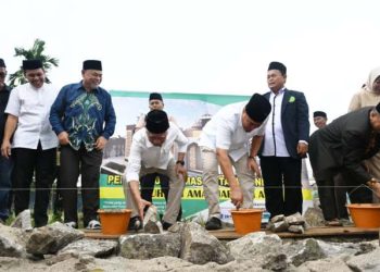 Wakil Gubernur Sumatera Utara Surya melakukan peletakan batu pertama peresmian pembangunan Mesjid Taqwa Muhammadiyah Indrapura, Kabupaten Batubara, Minggu (27/4/2025). Foto/Diskominfo Sumut.
