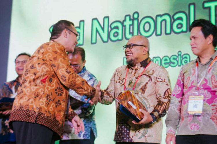 Teh Butong produksi PTPN IV PalmCo menyapu bersih 6 penghargaan di National Tea Competition 2025 yang diselenggarakan oleh Asosiasi Teh Indonesia dan diterima langsung oleh Regioan Head Regional II Budi Susanto. Direktur Utama PalmCo Jatmiko Santosa menyatakan penghargaan ini menjadi tambahan semangat setelah komoditas teh di Sumatera Utara itu mampu menjalankan program Turn Around yang ditetapkan sehingga membukukan laba perdana setelah hampir 3 dasawarsa.