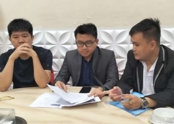 Bobby Christian Halim SH MH CPM (tengah), didampingi Darwis dan perwakilan warga Jalan Gandhi, Benny.