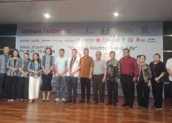 SEMINAR PARENTING-Jajaran panitia serta pihak-pihak terkait lainnya diabadikan bersama dua narasumber Kristin dan Taufik, pada seminar parenting Happy & Healthy Family Life di Gedung Teochew Jalan Gandi Medan, Sabtu (21/06/2025). Foto/medandaily.com/asril tanjung