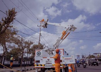 Tim Regu PDKB PT PLN (Persero) Unit Induk Distribusi Sumatera Utara saat melakukan pemeliharaan jaringan dalam kondisi bertegangan untuk memastikan keandalan pasokan listrik.