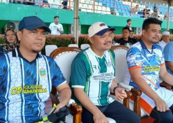 Gubernur Sumut Bobby Nasution dan Ketua PWI Sumut Farianda Putra Sinik, menonton pertandingan Mini Soccer Piala Gubernur Sumut 2025, Jumat sore (20/6/25), di Stadion Mini Dispora Sumut, Jalan Williem Iskandar, Medan.