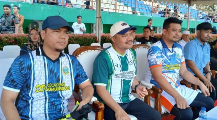 Gubernur Sumut Bobby Nasution dan Ketua PWI Sumut Farianda Putra Sinik, menonton pertandingan Mini Soccer Piala Gubernur Sumut 2025, Jumat sore (20/6/25), di Stadion Mini Dispora Sumut, Jalan Williem Iskandar, Medan.