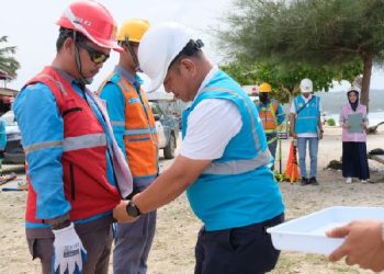 Penyematan Rompi dan Alat Pelindung Diri yang dilakukan langsung oleh Manager PLN UP3 Nias sebagai bentuk kesiapan petugas dengan mengutamakan keselamatan dalam bekerja.