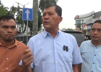 Kuasa hukum 4 pekerja fidusia, Dr Longser Sihombing SH MH didampingi kuasa hukum lainnya Beresman Siallagan SH MH dan Dedi Feri Sianturi, di depan Kantor Polsek Medan Kota, yang menjadi TKP peristiwa tersebut, Jumat (6/6/2025).