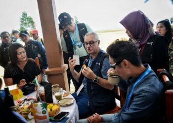 Kedua asesor UNESCO Global Geopark Kaldera Toba Prof. Jose Brilha dan Dr. Jeon Yongmun menikmati makanan dan minuman produk UMKM kawasan Danau Toba di Geosite Huta Ginjang Humbahas. Mereka juga meninjau Geosite Taman Eden 100, serta memberikan masukan pada pengelola, Selasa (22/7/2025). Foto/Diskominfo Sumut