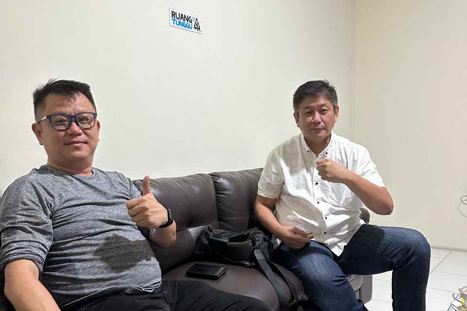 Pertemuan di ruangan kantor PT BIM dengan Dirut PT PAM Mineral Rudi Tjanaka (kemeja putih).