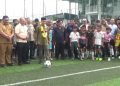 Sultan Deli XIV Tuanku Mahmud Lamantjiji Perkasa Alam didampingi owner Prima Mini Soccer dan Akademi Sepakbola Fascho Prima, Zulham saat akan menendang bola tanda dibukanya turnamen Sultan Deli Cup 2025.