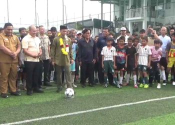 Sultan Deli XIV Tuanku Mahmud Lamantjiji Perkasa Alam didampingi owner Prima Mini Soccer dan Akademi Sepakbola Fascho Prima, Zulham saat akan menendang bola tanda dibukanya turnamen Sultan Deli Cup 2025.