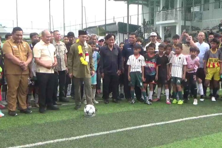 Sultan Deli XIV Tuanku Mahmud Lamantjiji Perkasa Alam didampingi owner Prima Mini Soccer dan Akademi Sepakbola Fascho Prima, Zulham saat akan menendang bola tanda dibukanya turnamen Sultan Deli Cup 2025.