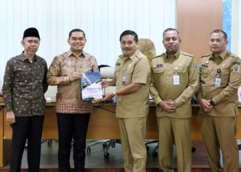 Sekretaris Daerah Provinsi (Sekdaprov) Sumatera Utara (Sumut) Togap Simangunsong menyampaikan Rancangan Kebijakan Umum Anggaran (KUA) dan Prioritas Plafon Anggaran Sementara (PPAS) Perubahan APBD Provinsi Sumut Tahun Anggaran 2025, di Aula Kantor DPRD Sumut, Jalan Imam Bonjol, Medan, Selasa (9/9/2025). Foto/Diskominfo Sumut