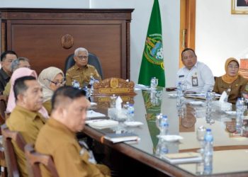 Wakil Gubernur Sumatera Utara (Sumut) Surya mengikuti Rapat Koordinasi Pengendalian Inflasi Tahun 2025 bersama Kementerian Dalam Negeri RI secara daring melalui aplikasi Zoom Meeting di Ruang Kerja Lantai 9 Kantor Gubernur Sumut Jalan Diponegoro Kota Medan, Selasa (16/9/2025). Foto/Diskominfo Sumut 