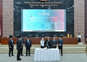 Gubernur Sumatera Utara (Sumut) Bobby Afif Nasution menandatangani Nota Kesepahaman antara Pemerintah Provinsi Sumut dan DPRD Provinsi Sumut tentang KUA dan PPAS Perubahan APBD Provinsi Sumut Tahun Anggaran 2025 di Ruang Sidang Paripurna DPRD Sumut Jalan Imam Bonjol Nomor 5 Medan, Selasa (16/9/2025). Foto/Diskominfo Sumut