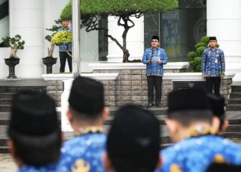 Sekdaprov Sumut Togap Simangunsong menjadi Pembina Upacara Hari Kesadaran Nasional di Lapangan Apel Kantor Gubernur Sumut, Jalan Diponegoro No. 30, Medan, Rabu (17/9/2025). Foto/Diskominfo Sumut.
