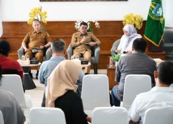 Kepala Dinas Koperasi dan UKM Provinsi Sumut Naslindo Sirait bersama Sekretaris Dinas Kebudayaan dan Pariwisata Provinsi Sumut Ibnu Akbar saat Konferensi Pers yang difasilitasi Dinas Komunikasi dan Informatika (Diskominfo) Sumut di Anjungan Dekranasda, lantai 1 Kantor Gubernur Sumut, Selasa (23/9/2025). Foto/Diskominfo Sumut