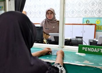 Pasien menggunakan Kartu Tanda Penduduk (KTP) saat mendaftar rawat inap di Rumah Sakit Haji Medan, Selasa (23/9/2025). Seluruh masyarakat kini dapat berobat gratis, cukup dengan KTP, melalui Program Berobat Gratis (Probis) Sumut Berkah. Foto/Diskominfo Sumut