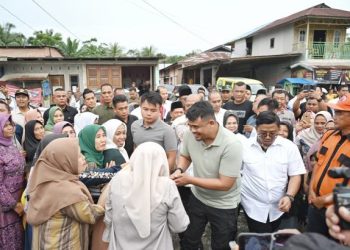 Gubernur Sumatera Utara (Sumut) Bobby Nasution melakukan kunjungan kerja dan berdiskusi bersama masyarakat terkait akses jalan rusak di Pasar Rodi Desa Empus, Kecamatan Bahorok, Kabupaten Langkat, Jumat (26/9/2025). Foto/Diskominfo Sumut