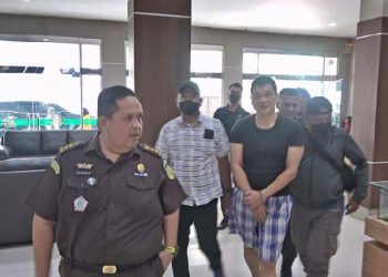 Tim Tabur Kejati Sumut didampingi PLH Kasi Penerangan Hukum M.Husairi, SH.,MH memboyong terpidana Penipuan Selamat Ang yang selama ini buron.