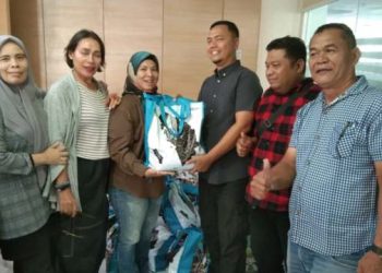 Ketua FWP Syaifullah Defaza menyerahkan bantuan paket bantuan dari Gubernur Sumatera Utara Bobby Nasution kepada wartawan di Press Room Kantor Gubsu di Medan, Senin (15/9/2025).